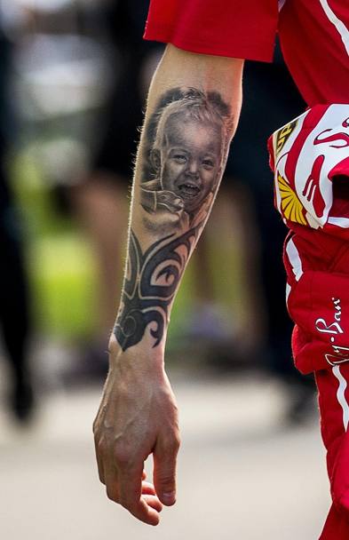 Il tatuaggio di Kimi Raikkonen con il volto del figlio Robin (Epa)